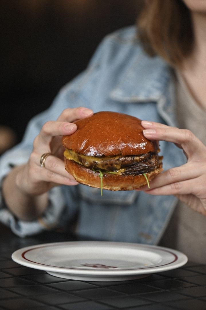 Dwa burgery na stole z lampkami