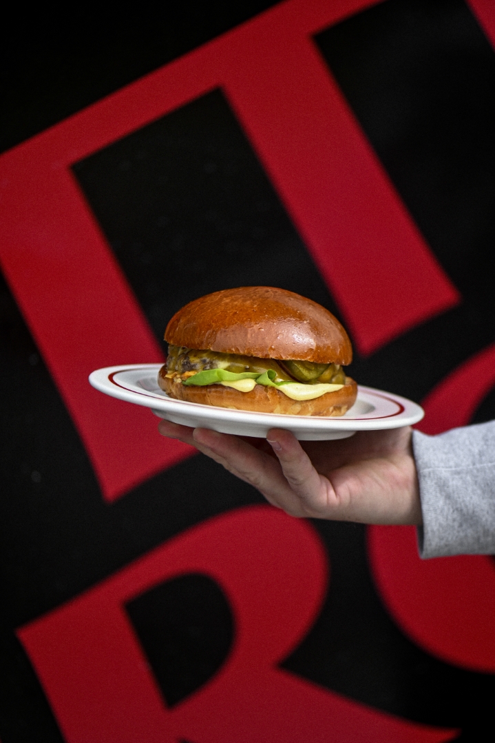 Burger z serem i pikantnym sosem